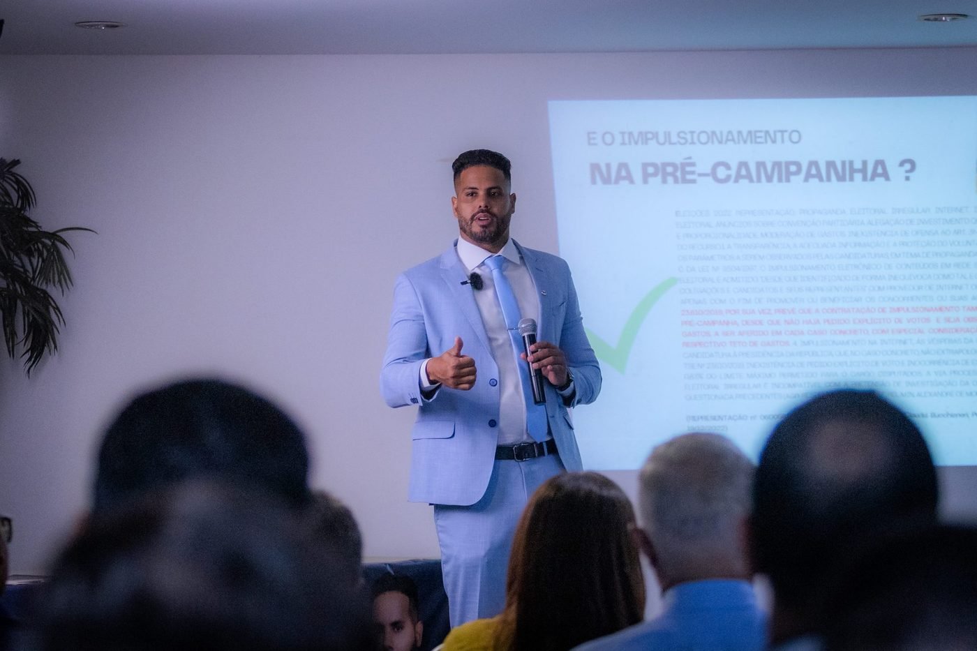 Thiago Bianchi em palestra técnica sobre pré-campanha e direito eleitoral