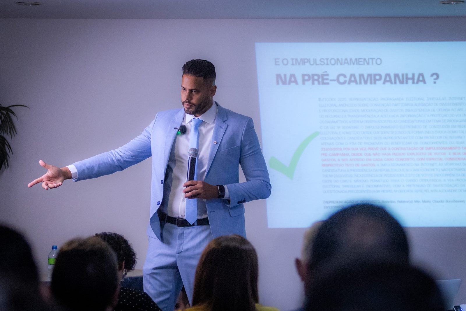 Thiago Bianchi em palestra técnica sobre direito eleitoral e administração pública
